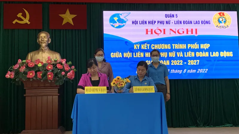 LĐLĐ quận 5 và Hội LHPN quận ký phối hợp chăm lo lao động nữ