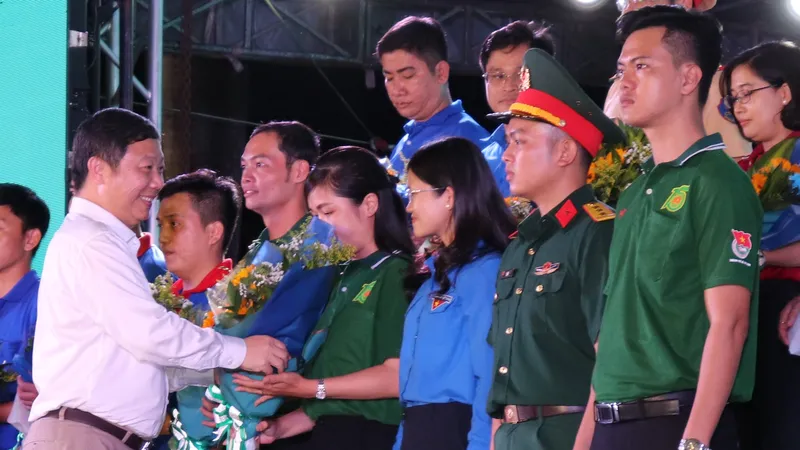 Lãnh đạo TPHCM chúc mừng ban tổ chức các chương trình, chiến dịch tình nguyện hè năm 2022