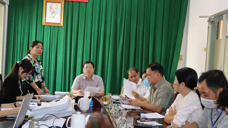 Các thành viên tổ giúp việc thảo luận hình thức xét chọn các gương tiêu biểu ngày 9-8