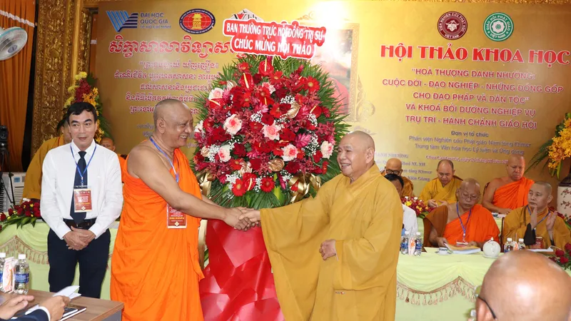 Hội thảo nhận hoa chúc mừng từ Giáo hội Phật giáo Việt Nam