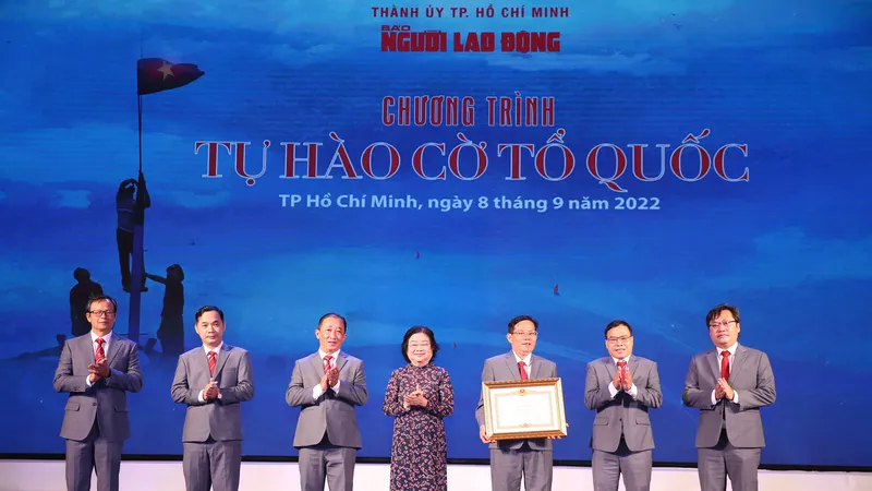 Đồng chí Trương Mỹ Hoa trao Bằng khen của Thủ tướng Chính phủ cho tập thể Báo Người Lao Động