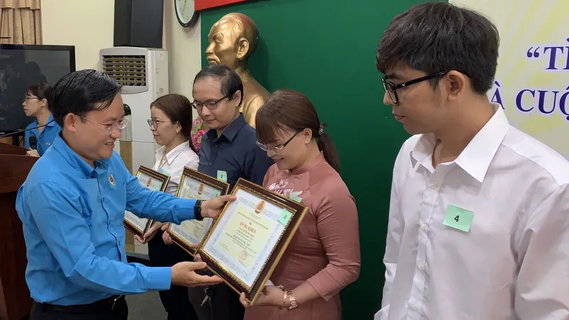 Trao giải cho các cá nhân