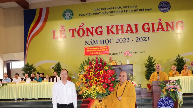 Phó Bí thư Thành ủy TPHCM Nguyễn Hồ Hải tặng hoa chúc mừng ngày Tổng khai giảng tại Học việc Phật giáo tại TPHCM