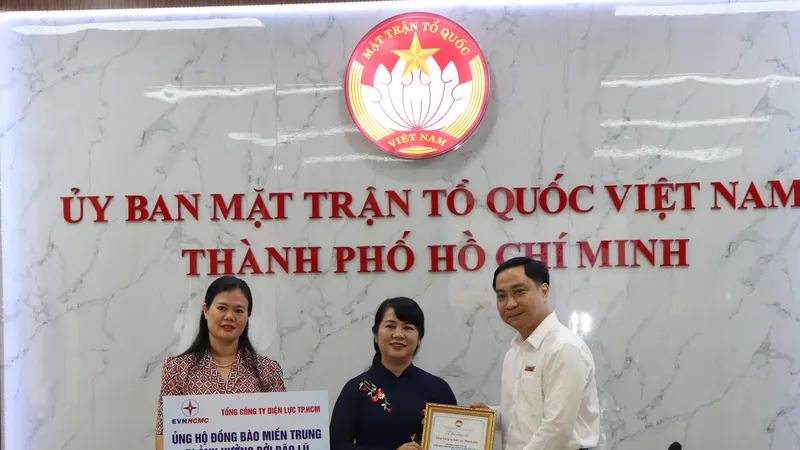 Chủ tịch Ủy ban MTTQ Việt Nam TPHCM Trần Kim Yến tiếp nhận ủng hộ từ Tổng Công ty Điện lực TPHCM chăm lo đồng bào miền Trung 