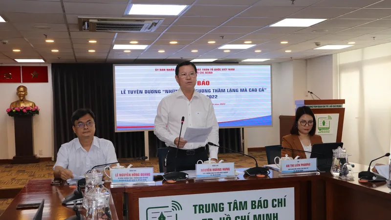 Phó Trưởng Ban Thi đua Khen thưởng TPHCM Nguyễn Hoàng Hưng thông tin tại buổi họp báo ngày 11-10