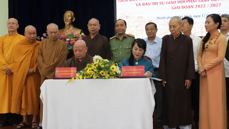 Đồng chí Trần Kim Yến và Hòa thượng Thích Lệ Trang đại diện 2 đơn vị ký chương trình phối hợp giai đoạn 2022-2027