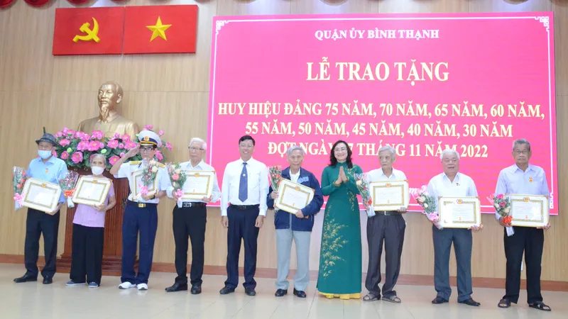 Các đảng viên cao tuổi Đảng tại quận Bình Thạnh nhận Huy hiệu Đảng 