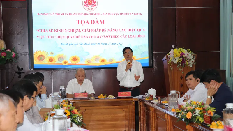 Phó Trưởng Ban Dân vận Thành ủy TPHCM Ngô Văn Luận trao đổi tại buổi tọa đàm