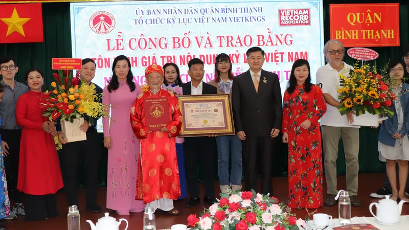 Tổ chức Kỷ lục Việt Nam trao Bằng tôn vinh giá trị nội dung kỷ lục Việt Nam đến nhà nghiên cứu Nguyễn Đình Tư