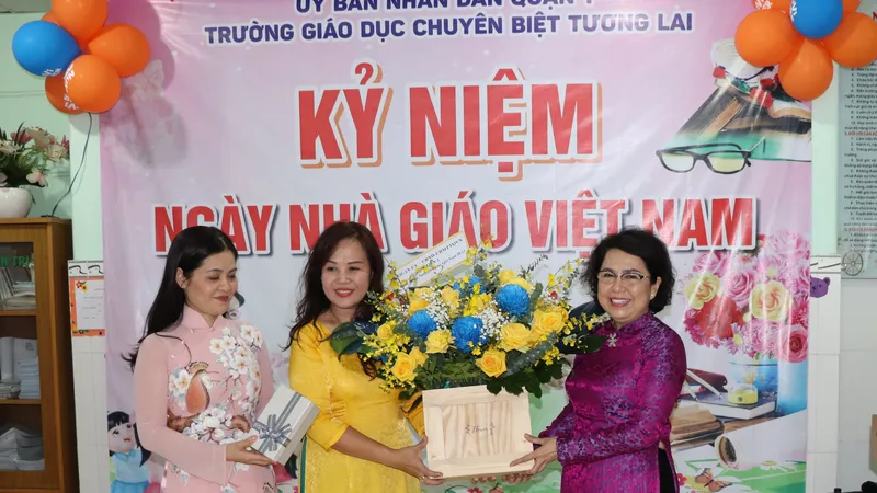 Bí thư Quận ủy quận 1 Tô Thị Bích Châu tặng hoa chúc mừng giáo viên tại Trường Giáo dục chuyên biệt Tương Lai