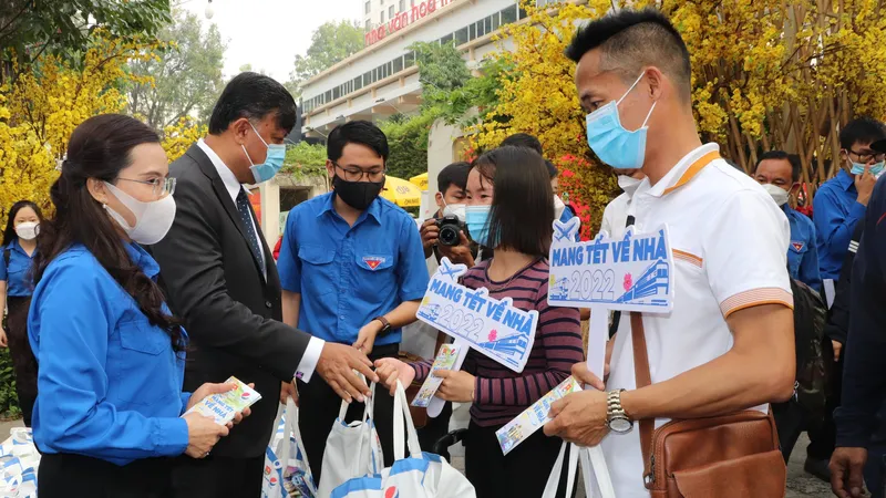 Hơn 4.000 vé máy bay, vé xe đưa sinh viên, công nhân về quê đón tết