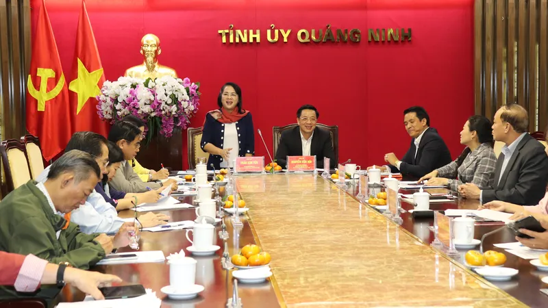 Chủ tịch Ủy ban MTTQ Việt Nam TPHCM Trần Kim Yến trao đổi tại buổi làm việc tại tỉnh Quảng Ninh