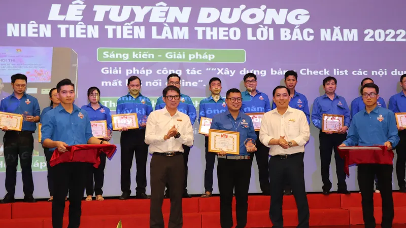 Đoàn EVNHCMC tuyên dương thanh niên ngành điện tiêu biểu trong học tập Bác