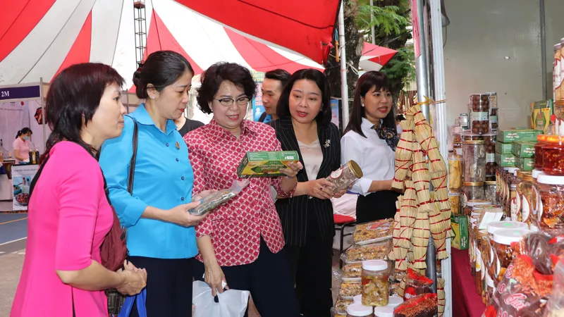 Bí thư Quận ủy quận 1 Tô Thị Bích Châu tham quan các gian hàng phục vụ người lao động 