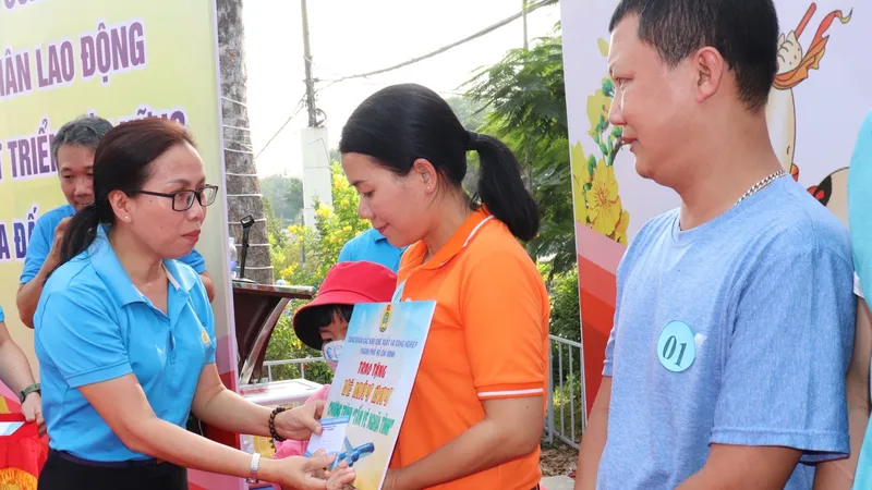 Tặng vé máy bay, vé tàu xe, quà tết cho công nhân khó khăn