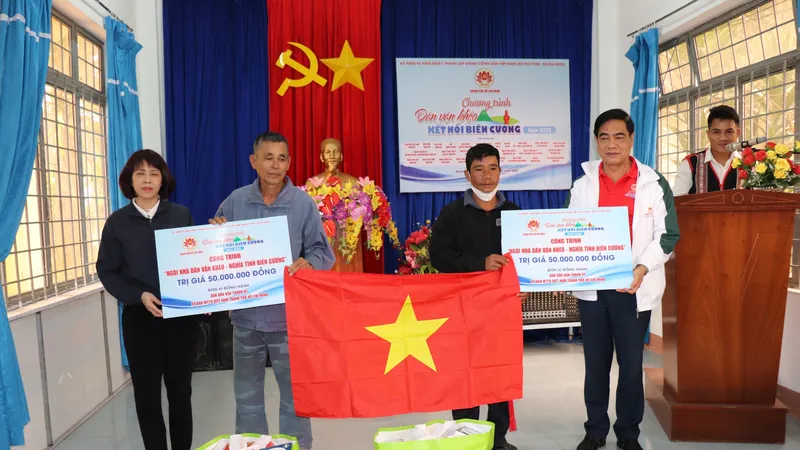 Phó Trưởng Ban Dân vận Thành ủy TPHCM Ngô Văn Luận trao nhà dân vận khéo đến người dân khó khăn tại xã Rờ Kơi