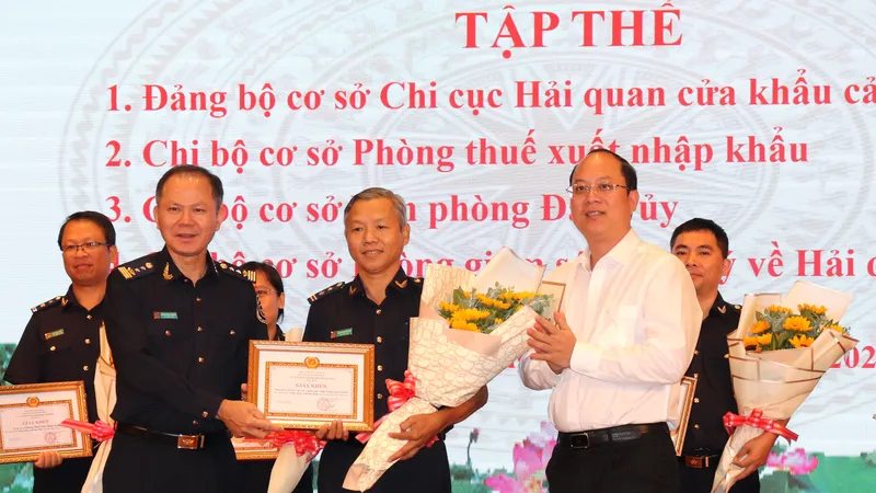 Phó Bí thư Thành ủy TPHCM Nguyễn Hồ Hải biểu dương tập thể, cá nhân tiêu biểu