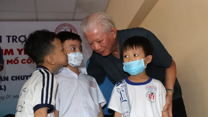 Chủ tịch Hội Bảo trợ Bệnh nhân nghèo TPHCM thăm hỏi, động viên và trao quà cho trẻ mồ côi do dịch Covid-19
