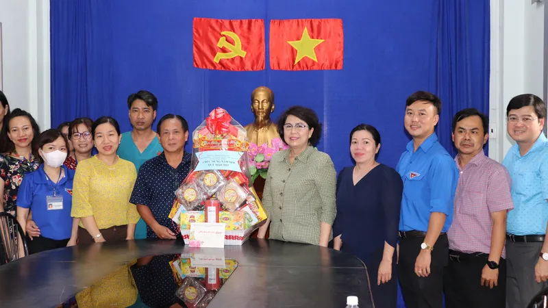 Đồng chí Tô Thị Bích Châu thăm, chúc mừng năm mới tại Trung tâm công tác xã hội – Giáo dục nghề thanh thiếu niên Thành phố