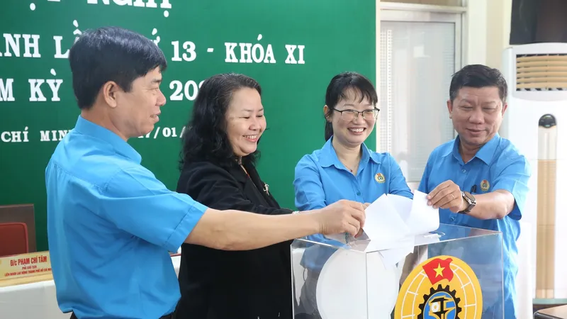 Các đại biểu bỏ phiếu bầu Phó Chủ tịch LĐLĐ TPHCM