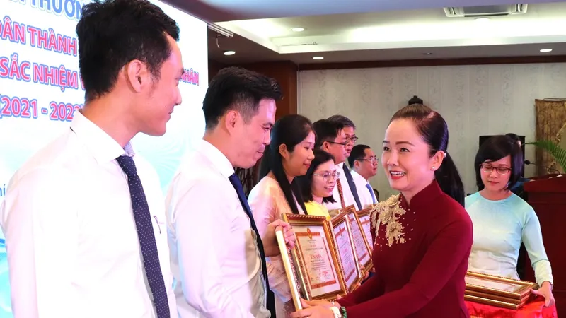 Phó Giám đốc Sở Nội vụ, Trưởng Ban Thi đua khen thưởng TPHCM Ngô Thị Hoàng Các trao bằng khen đến tập thể, cá nhân