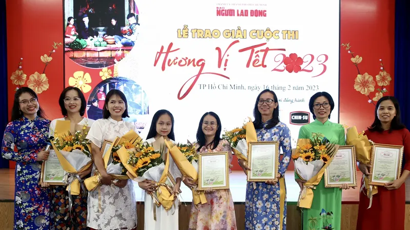 Các tác giả đạt giải cuộc thi "Hương vị Tết" trong ngày trao giải