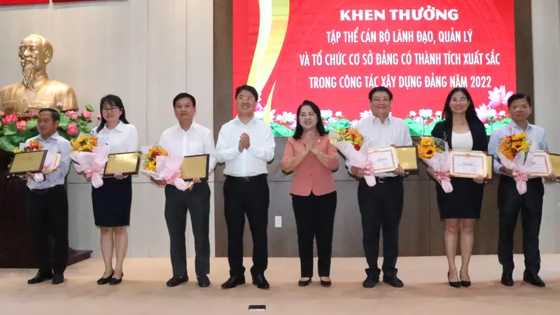 Chủ tịch Ủy ban MTTQ Việt Nam TPHCM Trần Kim Yến biểu dương các tập thể, cá nhân tiêu biểu