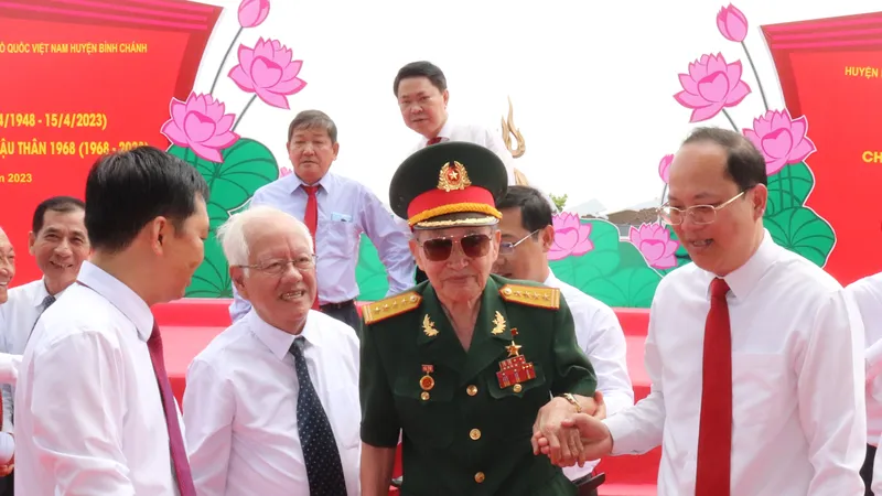 Nguyên lãnh đạo, lãnh đạo TPHCM cùng các đại biểu trong ngày họp mặt 