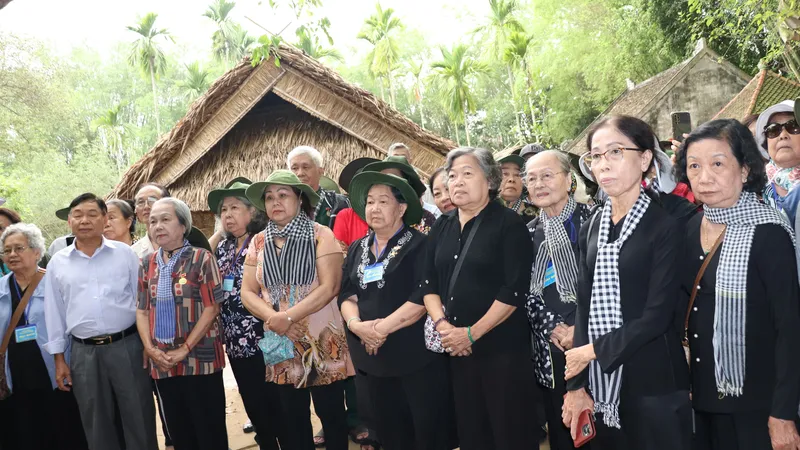 Đoàn đại biểu cựu tù chính trị và tù binh TPHCM nghe thuyết minh về tuổi thơ Chủ tịch Hồ Chí Minh ngay quê Ngoại ở làng Hoàng Trù