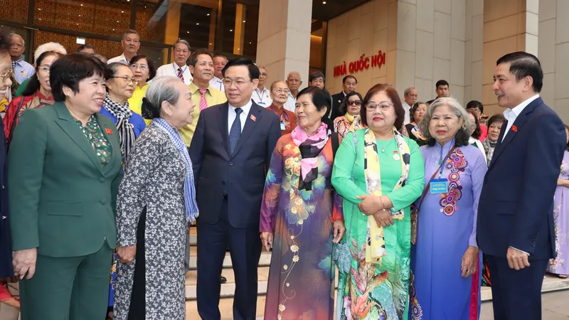 Chủ tịch Quốc hội Vương Đình Huệ thăm hỏi các cựu tù chính trị và tù binh TPHCM tại buổi gặp mặt