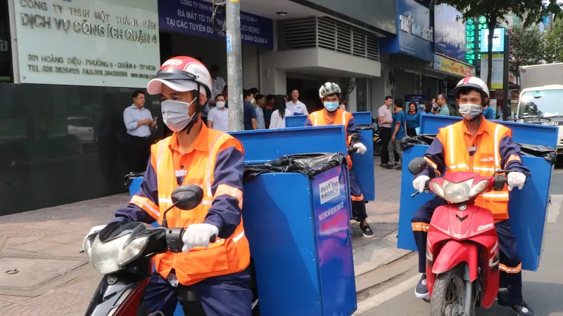 Công nhân tổ thu nhặt rác lưu động tại quận 4 bắt đầu ca làm việc trong ngày