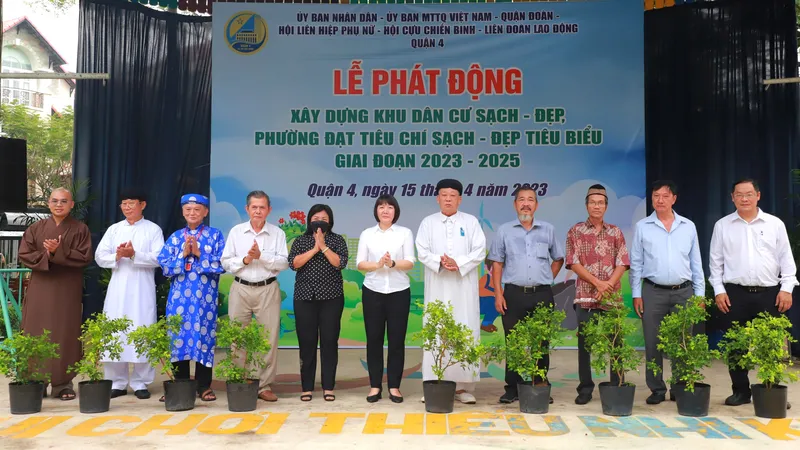 Trao cây xanh đến các cơ sở tôn giáo tại lễ phát động sáng 15-4