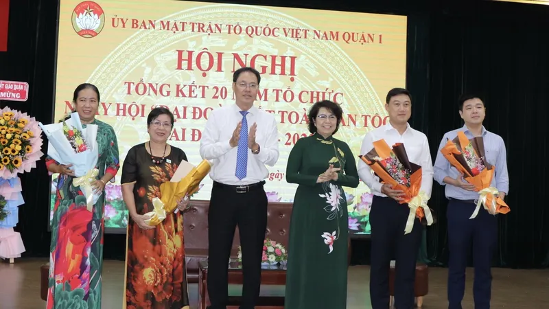 Đồng chí Tô Thị Bích Châu và đồng chí Nguyễn Thành Trung tặng hoa biểu dương các tập thể, cá nhân có cách làm hay trong tổ chức Ngày hội đại đoàn kết toàn dân tộc