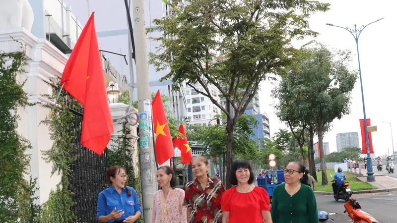 Người dân và đoàn viên phường 2, quận 4 đi bên "Đường cờ Tổ quốc" trên đường Bến Vân Đồn 