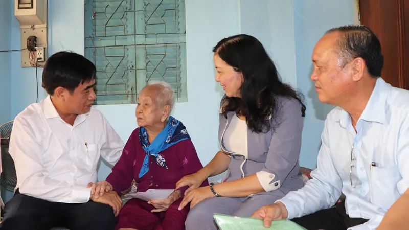 Phó Trưởng Ban Dân vận Thành ủy TPHCM thăm hỏi sức khỏe Mẹ Việt Nam anh hùng Thiều Thị Xuyến, xã Tân Kiên năm nay 103 tuổi.