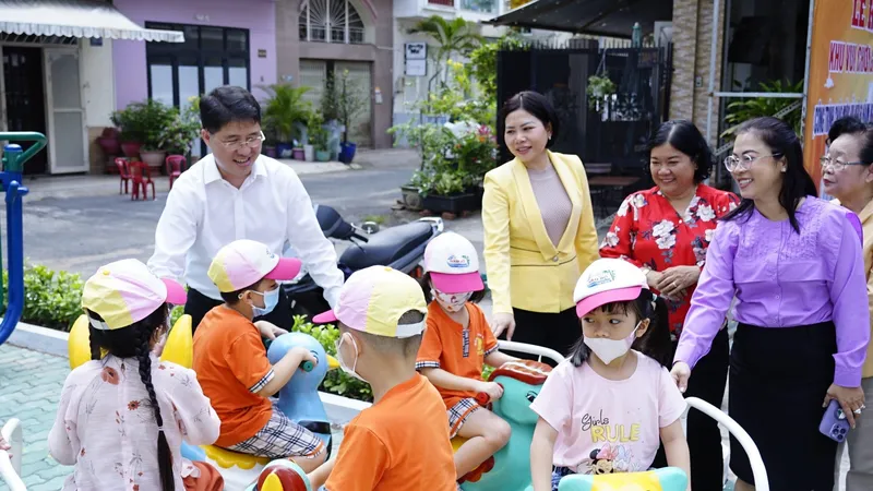 Trẻ em vui chơi tại khu vui chơi giải trí thiếu nhi và Thể dục thể thao vừa khánh thành tại khuôn viên 750 Nguyễn Kiệm