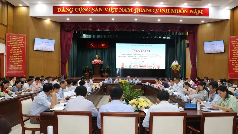 Các đại biểu tham gia buổi tọa đàm do UBND quận Phú Nhuận tổ chức