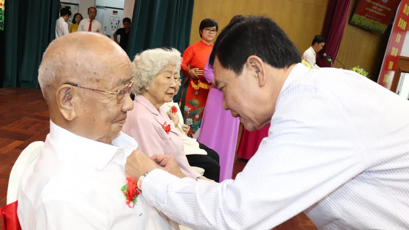 Quận Phú Nhuận: 69 đảng viên nhận Huy hiệu Đảng đợt 19-5