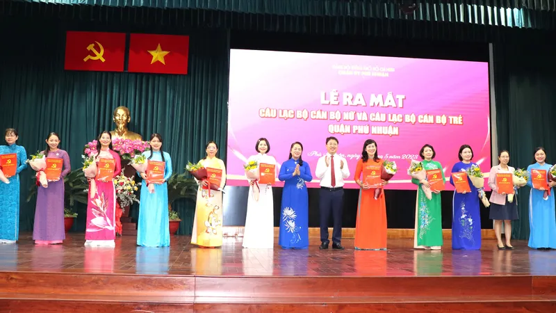 Chủ tịch Ủy ban MTTQ Việt Nam TPHCM Trần Kim Yến và Bí thư Quận ủy quận Phú Nhuận Phạm Hồng Sơn chúc mừng Ban Chủ nhiệm CLB cán bộ nữ quận Phú Nhuận