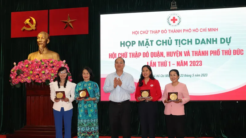 Phó Bí thư Thành ủy TPHCM Nguyễn Hồ Hải trao biểu trưng lưu niệm đến các đồng chí dự buổi họp mặt