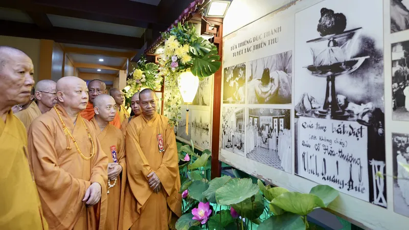 Chư tốn đức tham quan triển lãm cuộc đời, đạo nghiệp Bồ tát Thích Quảng Đức. Ảnh: HOÀNG HÙNG