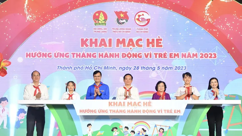 Các đồng chí lãnh đạo và thiếu nhi thực hiện nghi thức khai mạc hè năm 2023. Ảnh: VIỆT DŨNG