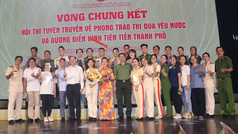 Ban tổ chức hội thi chúc mừng Khối thi đua 8 xuất sắc đoạt giải nhất tại hội thi