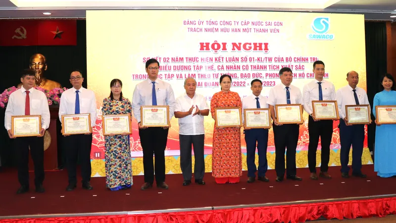 Phó Trưởng Ban Tổ chức Thành ủy TPHCM Võ Văn Tân chúc mừng các tập thể có thành tích xuất sắc trong học và làm theo Bác