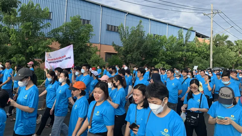 Đoàn viên công đoàn, công nhân lao động tham gia đi bộ, sáng 11-6