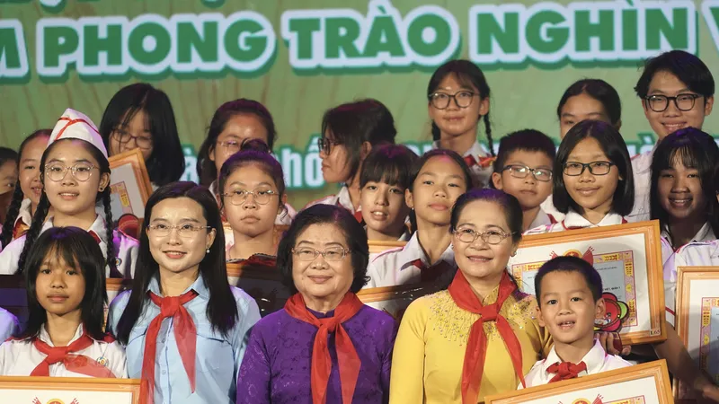 Đồng chí Trương Mỹ Hoa, đồng chí Nguyễn Thị Lệ trao bằng khen đến các gương thiếu nhi tiêu biểu. Ảnh: HOÀNG HÙNG