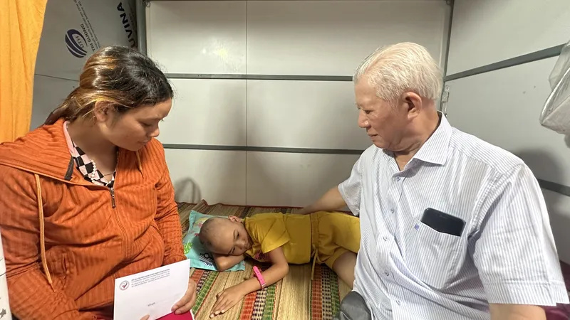  Chủ tịch Hội Bảo trợ bệnh nhân nghèo TPHCM Trần Thành Long thăm hỏi, tặng quà trẻ mắc ung thư