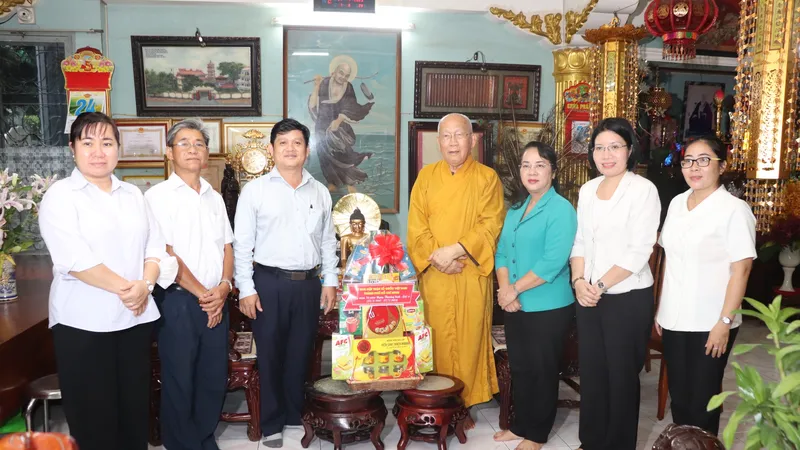 Chủ tịch Ủy ban MTTQ Việt Nam TPHCM Trần Kim Yến thăm hỏi Hòa thượng Thích Như Niệm