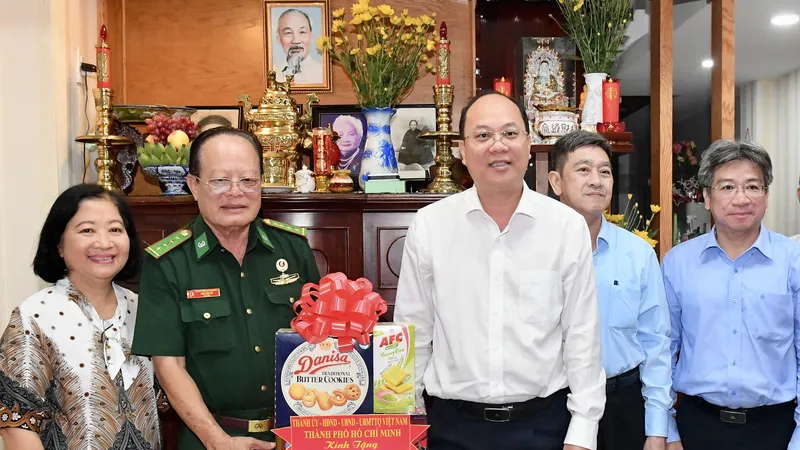 Phó Bí thư Thành ủy TPHCM Nguyễn Hồ Hải thăm thương binh Lâm Văn Vô. Ảnh: VIỆT DŨNG