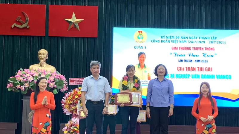 Bí thư Quận ủy quận 5 Huỳnh Ngọc Nữ Phương Hồng chúc mừng cá nhân đoạt Giải thưởng Trần Văn Kiểu lần thứ 20